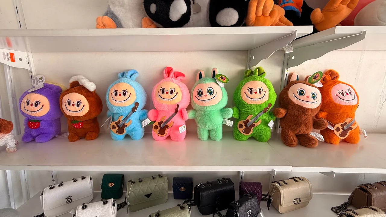 Labubu Pelúcias Coloridas com Instrumentos Musicais