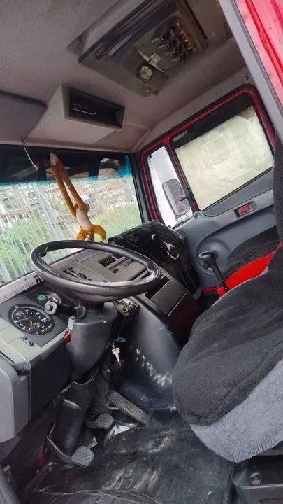 Caminhão Mercedes-Benz 710 Baú 5,50 comp., 2,65 altura, 2,28 largura - Foto 4