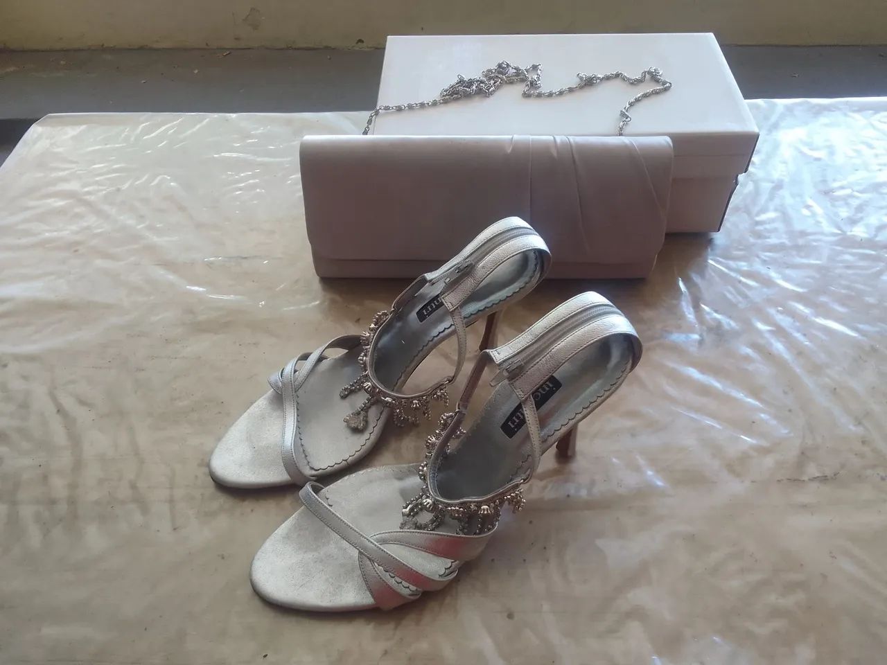 Sandálias de Salto Alto Prateadas com Detalhes em Strass - Foto 4