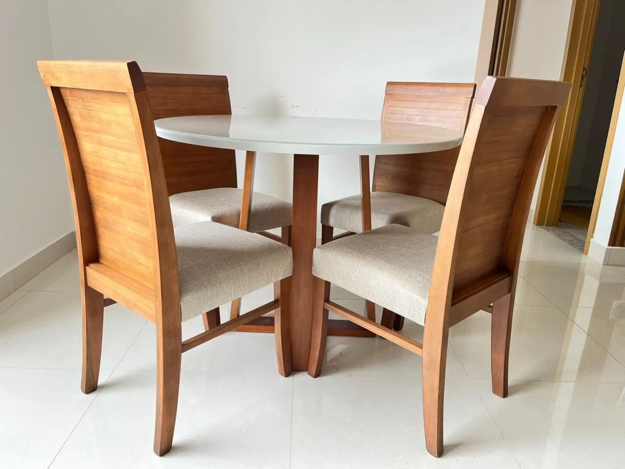 Mesa na madeira com cadeiras de madeira  - Foto 3
