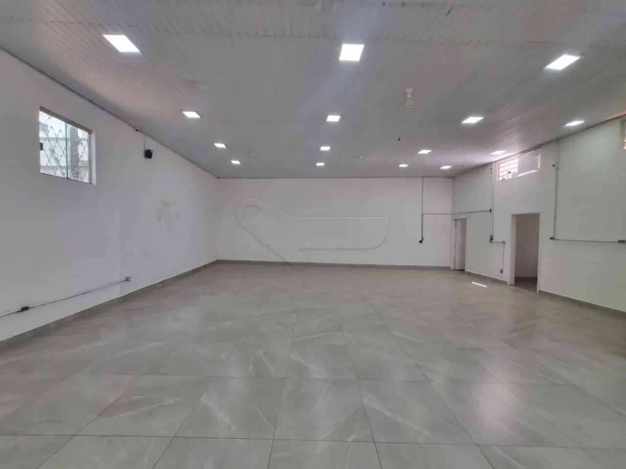SALÃO COMERCIAL COM EXCELENTE LOCALIZAÇÃO NO JARDIM MARIA BUCHI MODENEIS - Foto 4