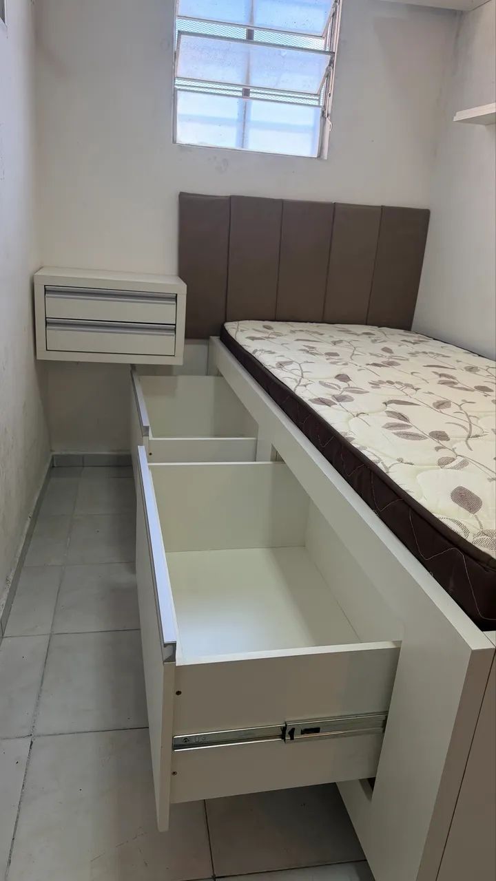 Vende- se cama de solteiro com gavetão e criado mudo