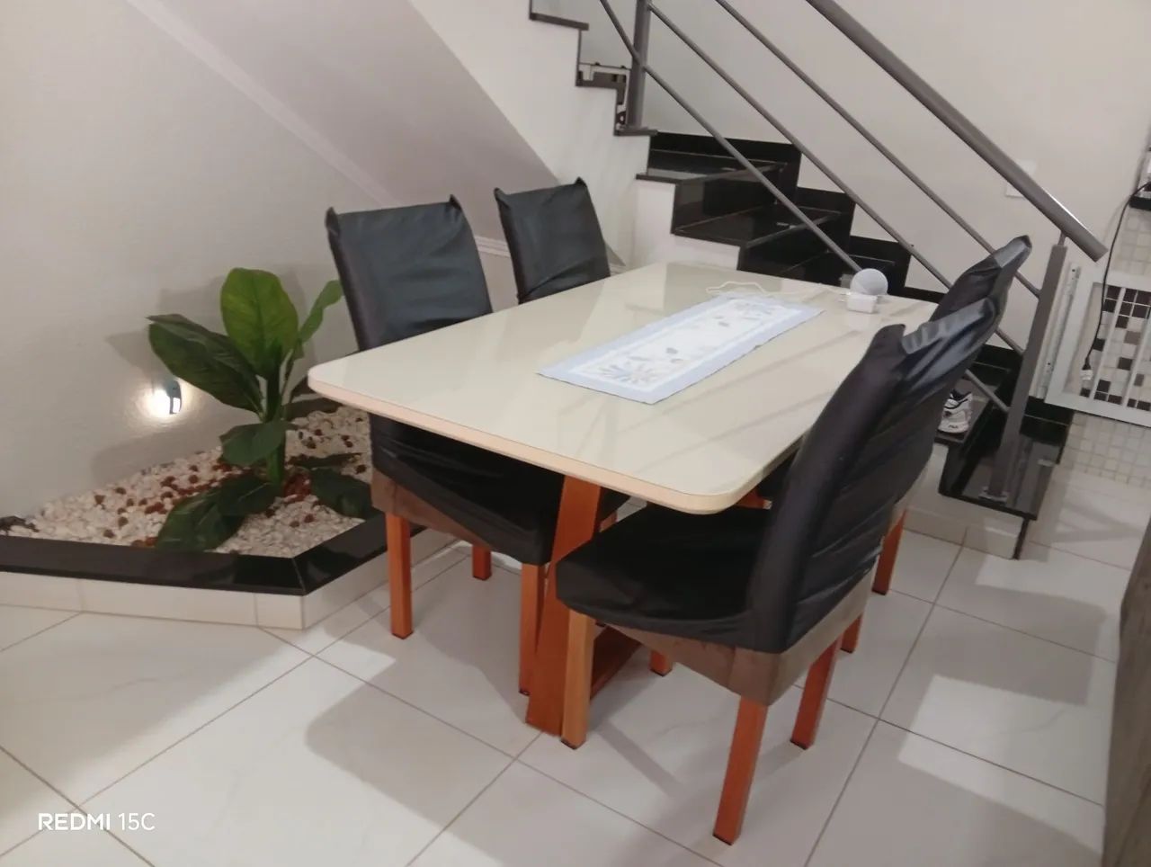 Mesa com 4 cadeiras 