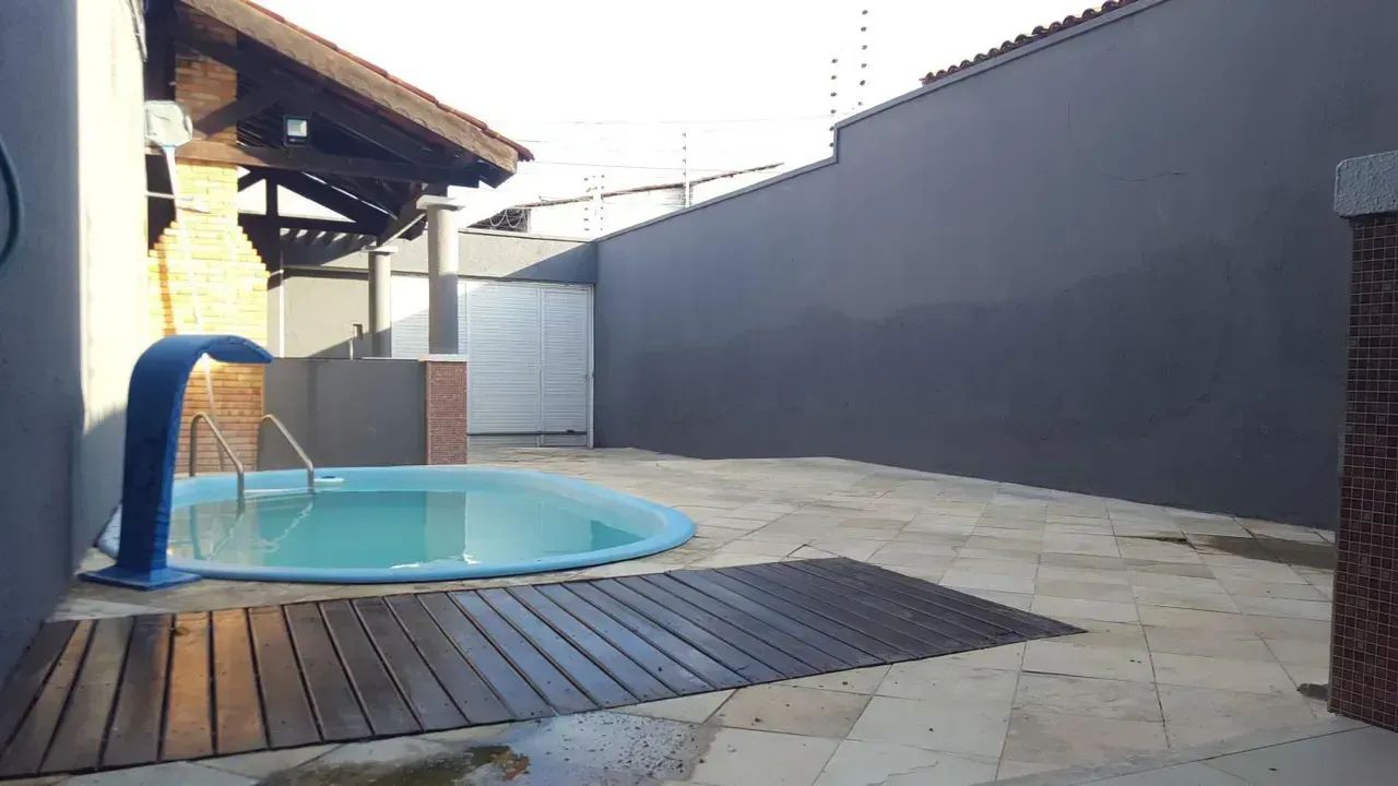 VENDE-SE CASA DUPLEX COM 03 SUÍTES E PISCINA - Foto 2