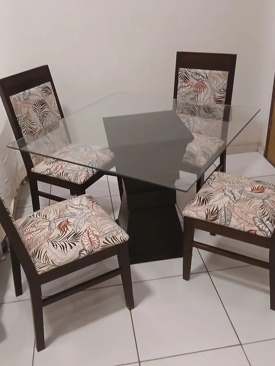 Mesa de Madeira com 4 Cadeiras  - Foto 5