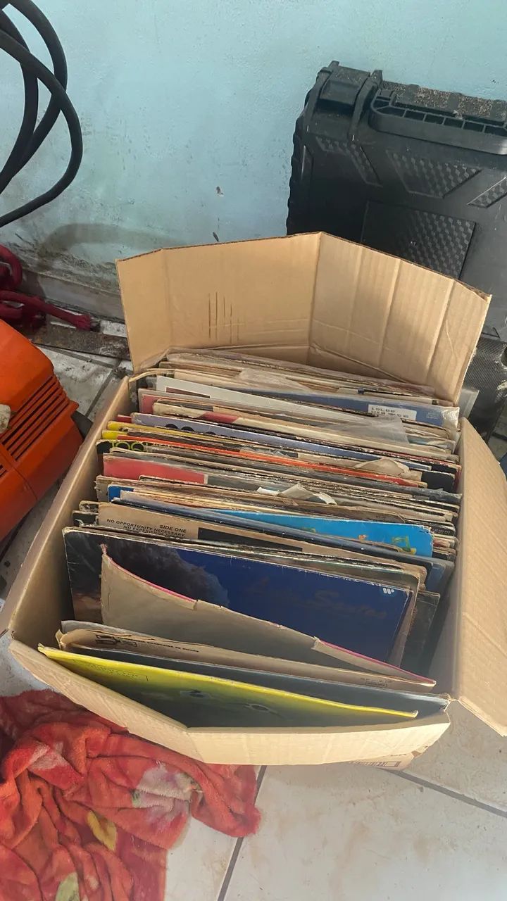 Vendo vitrola antiga com discos