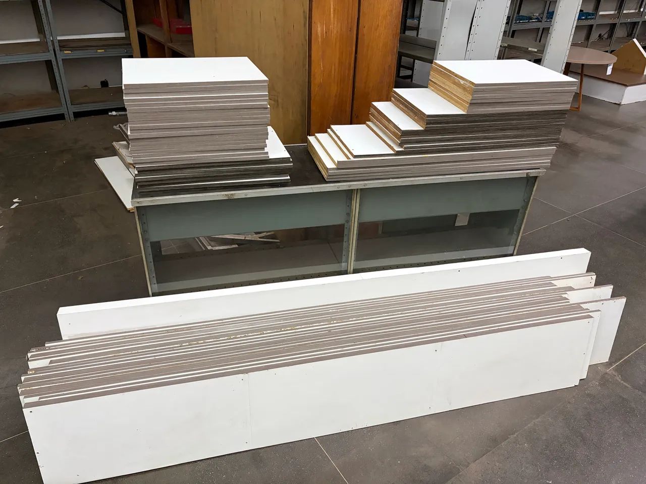Tábuas em MDF de uma estante desmontada