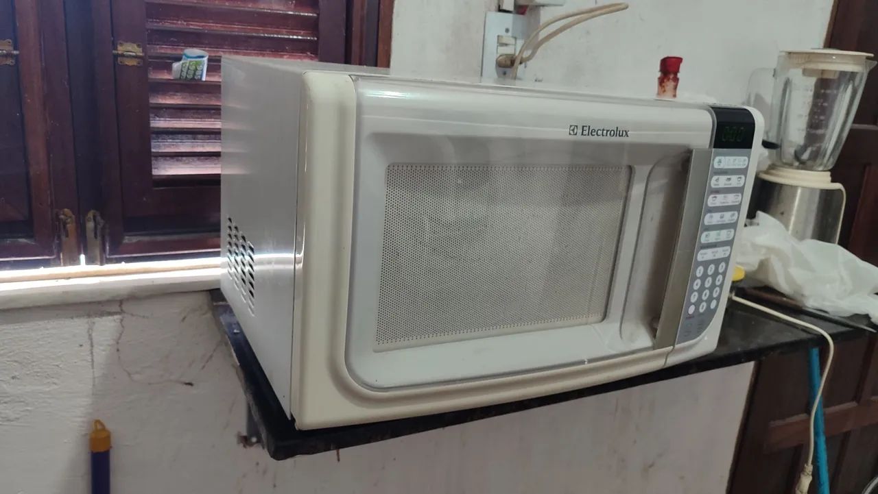 Vendo microondas Electrolux 30 litros - Foto 2