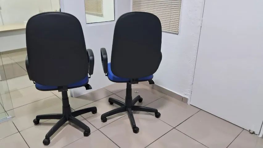 Cadeira Presidente Reclinável azul - semi nova  - Foto 4