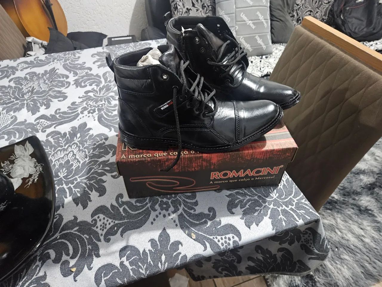 Bota preta nova na caixa  - Foto 2