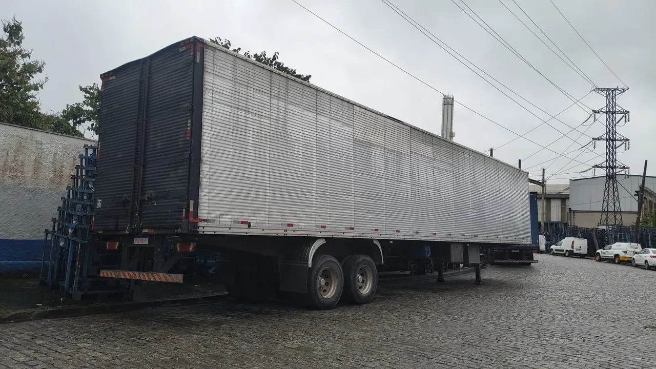 Vende-se Volvo 2000 + carreta - Foto 2