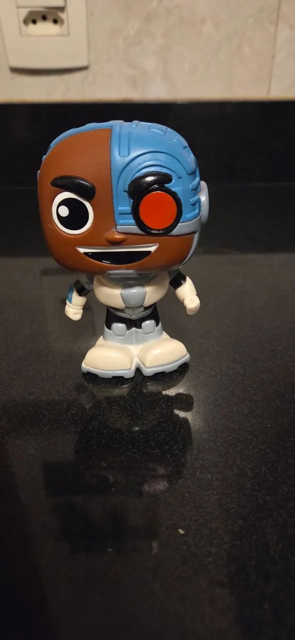 Boneco cyborg 
