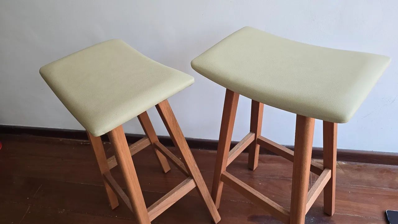 Duas Banquetas Altas de Madeira - Foto 3