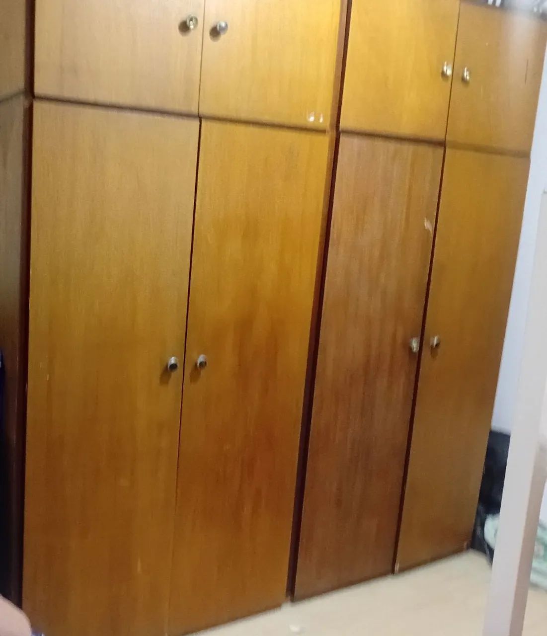 Guarda roupa de madeira maciça