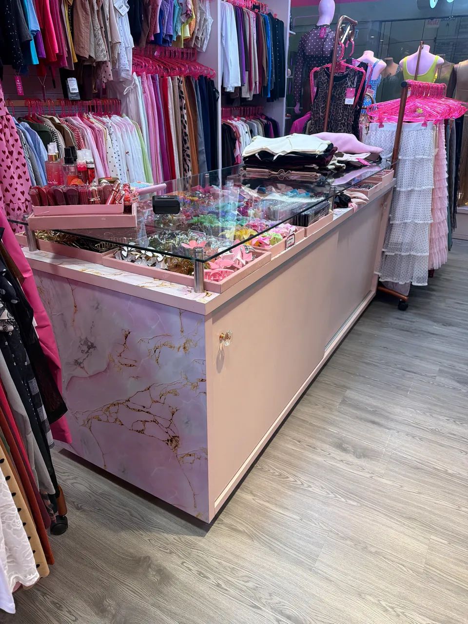 Balcão de loja rose com vidro 