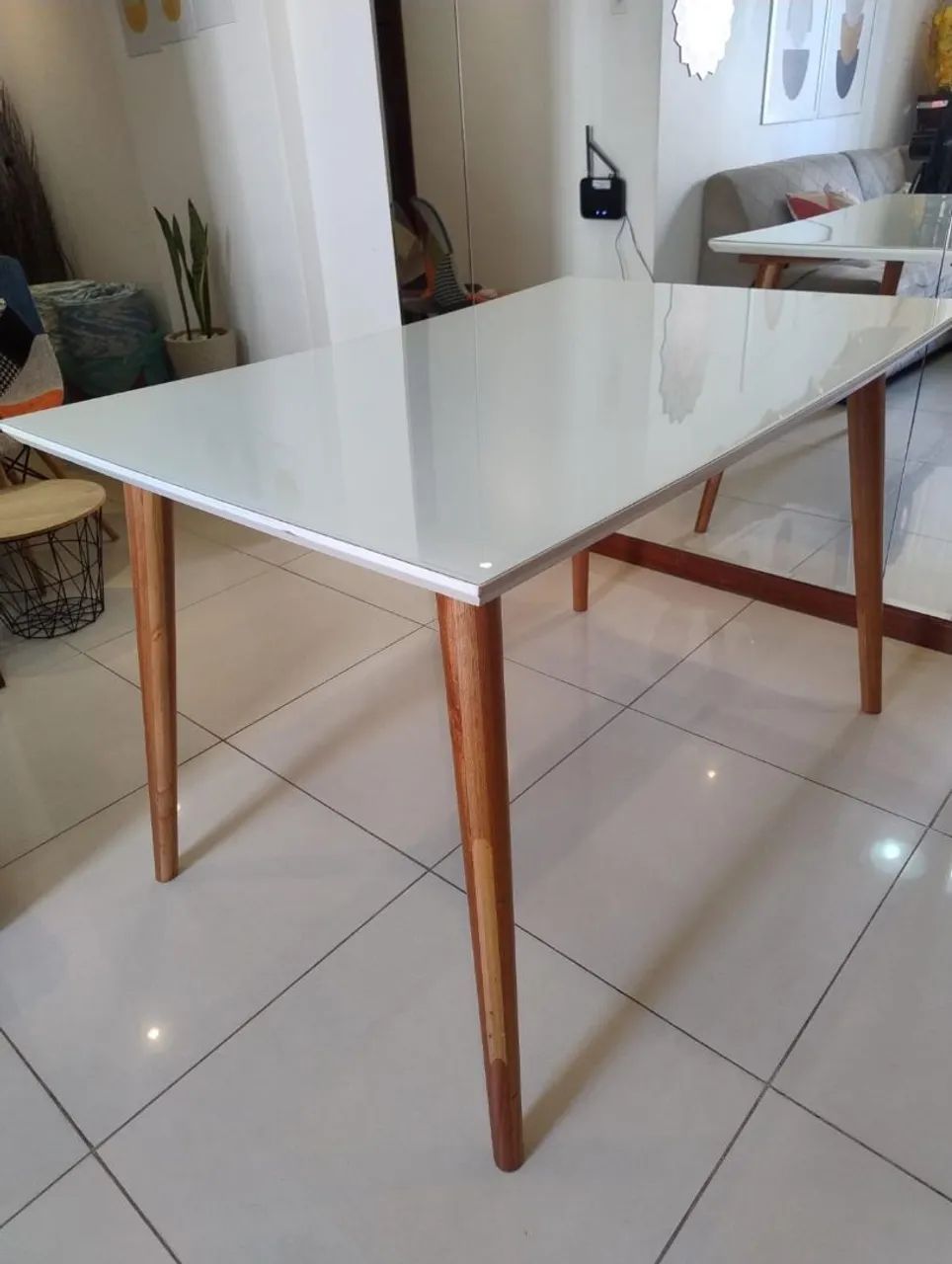 Mesa de Jantar Retangular - MDF com Vidro - Pés em Madeira Maciça