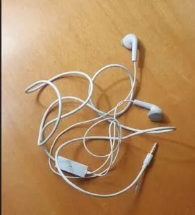 Fone de ouvido usado