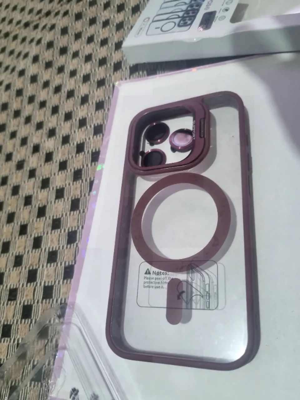Case Iphone 15 stand metal na cor vinho,com protetor de câmera.Nova na caixa!