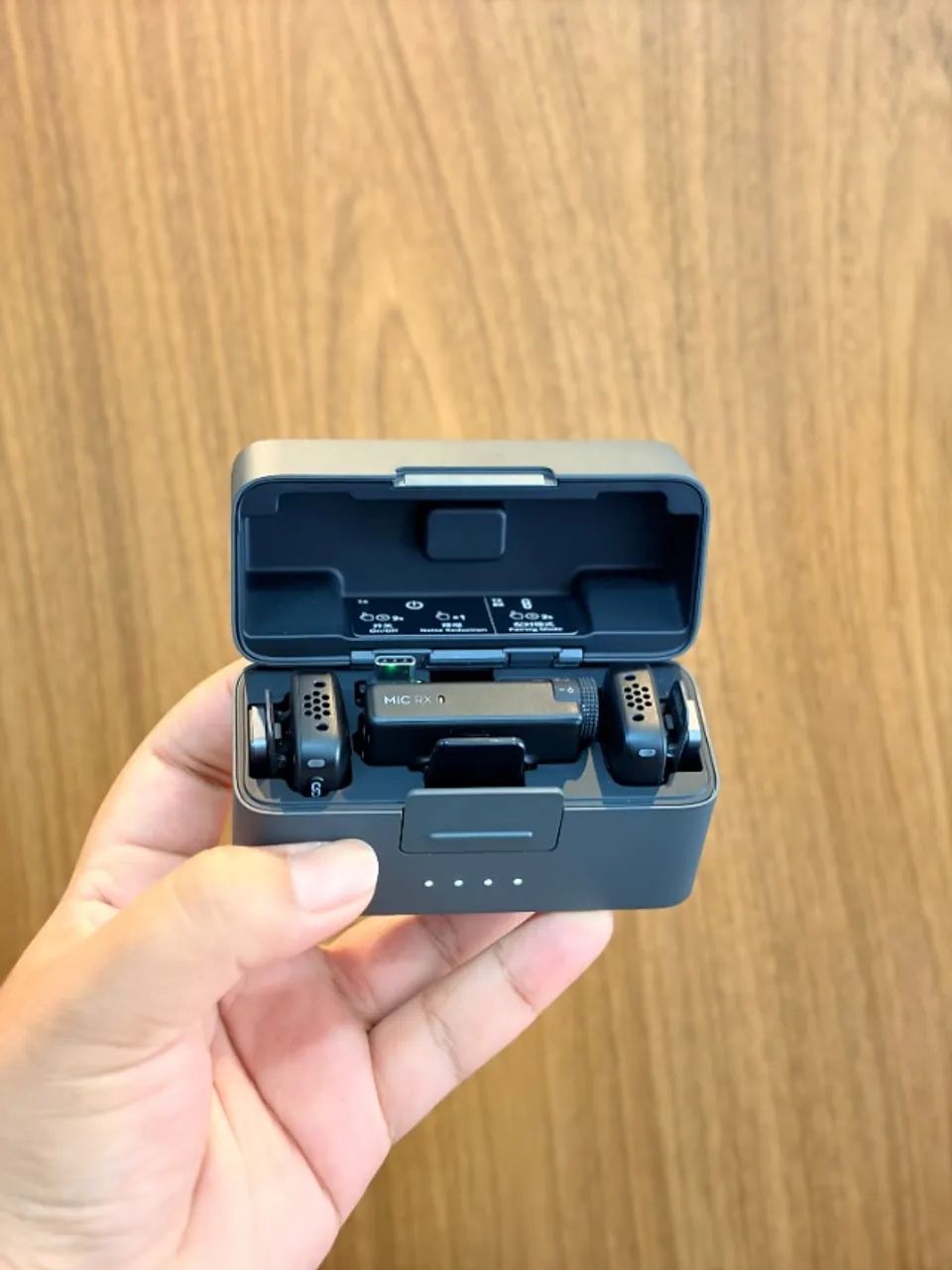 Microfone Sem Fio DJI Mic Mini (2 TX Microfone + 1 RX Receptor com Case de Carregamento)