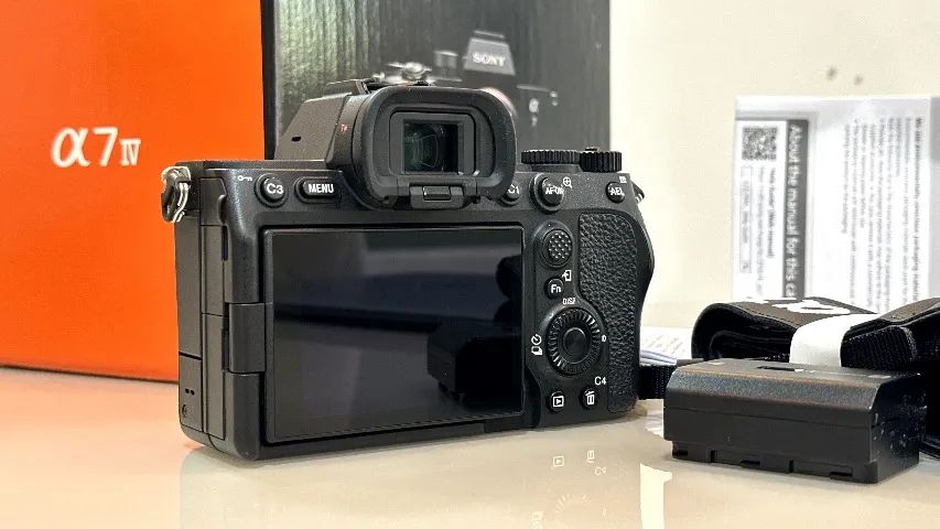 Câmera Sony A7IV - Caixa e cabos originais.