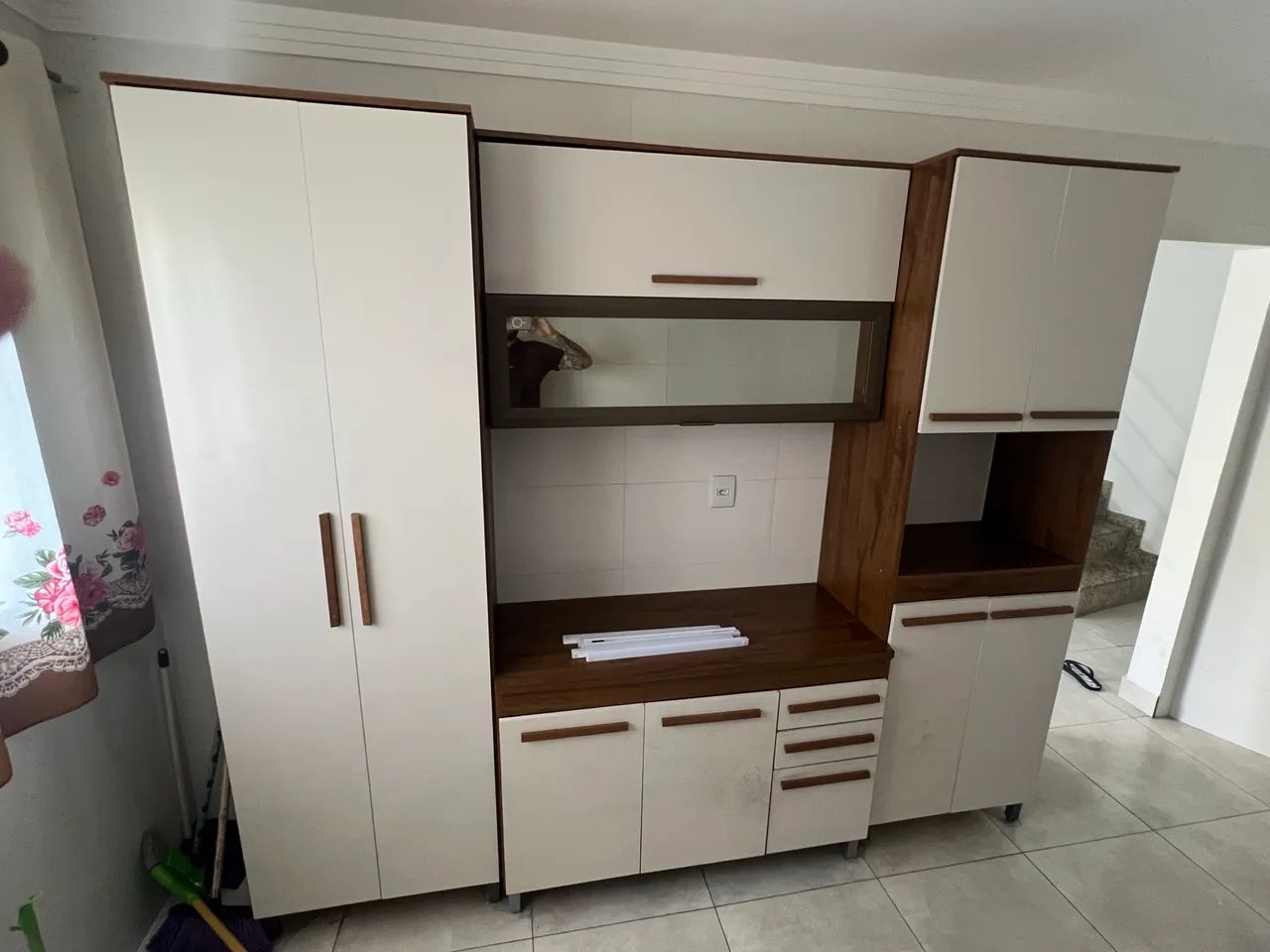Título da OLX  Armário de Cozinha Grande 2,25x2,25 com LED e Vidro Semi Novo - Foto 6