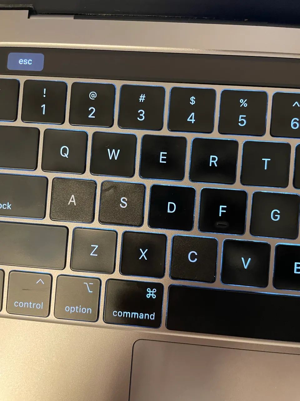 MacBook Pro 13 2019 i5 8GB 128GB SSD Touch Bar  - Foto 2