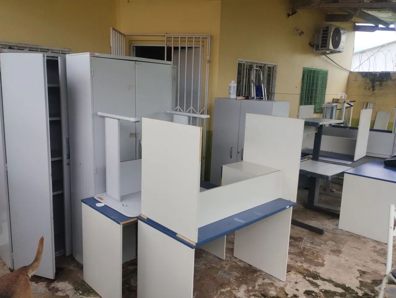 Escrivaninha e armários 