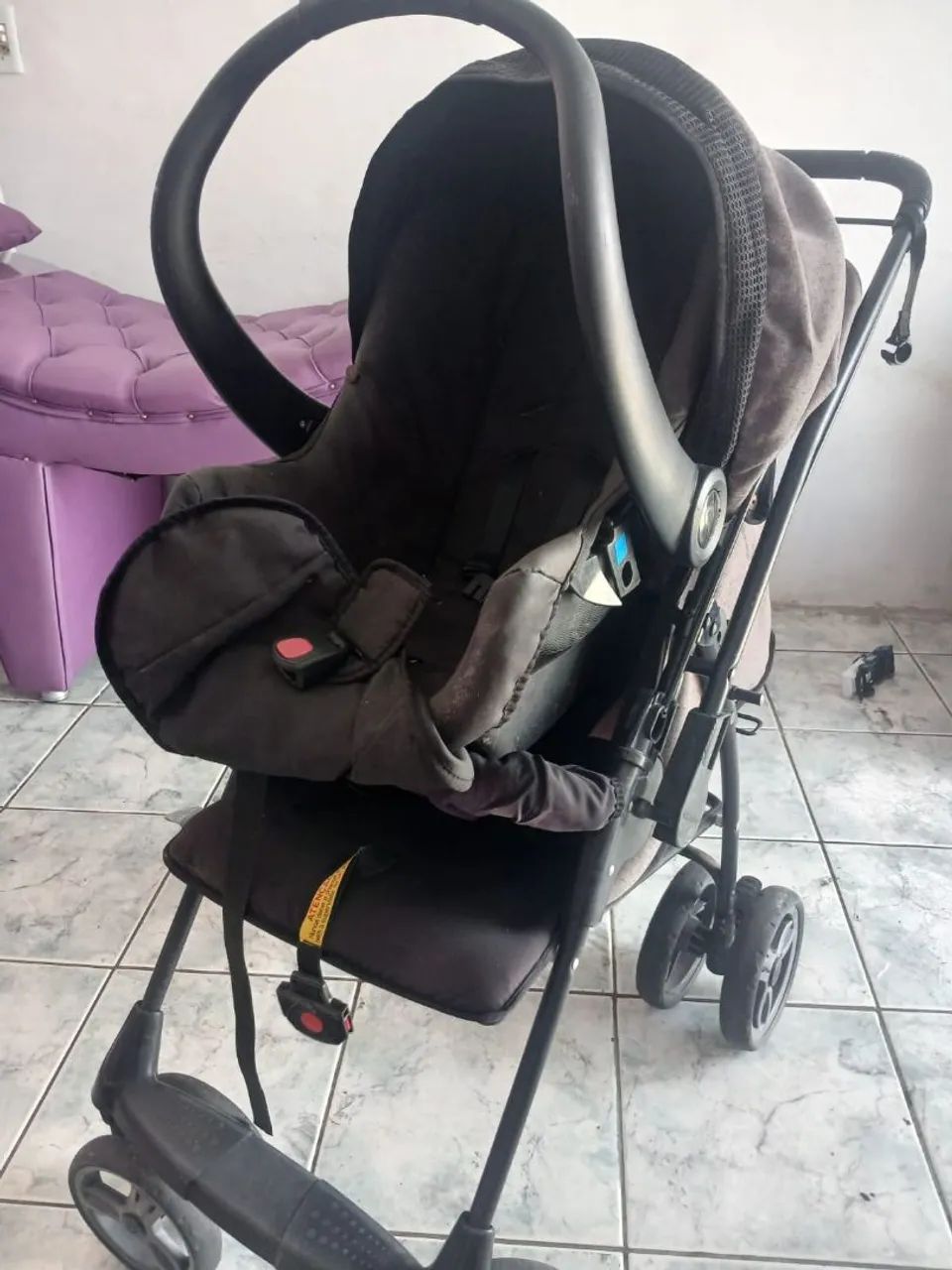 Carrinho + bebê de conforto