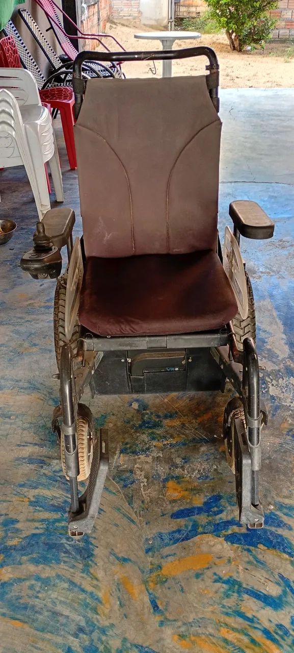 Vendo cadeira de rodas normal e motorizada 