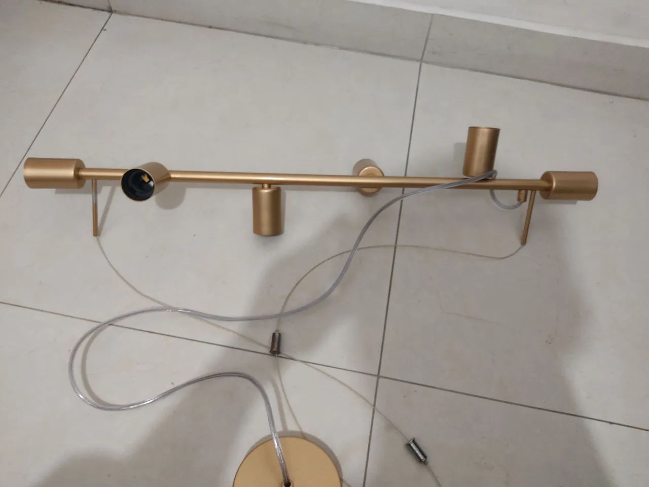 Lustre Pendente Linear Dourado - Moderno e Elegante - Foto 4