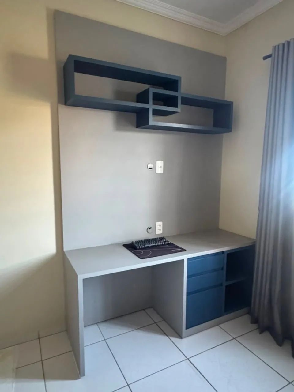 Mesa para computador com painel