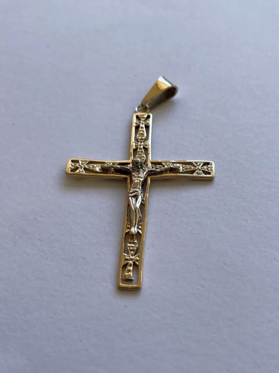 Crucifixo em ouro 18k e ouro branco