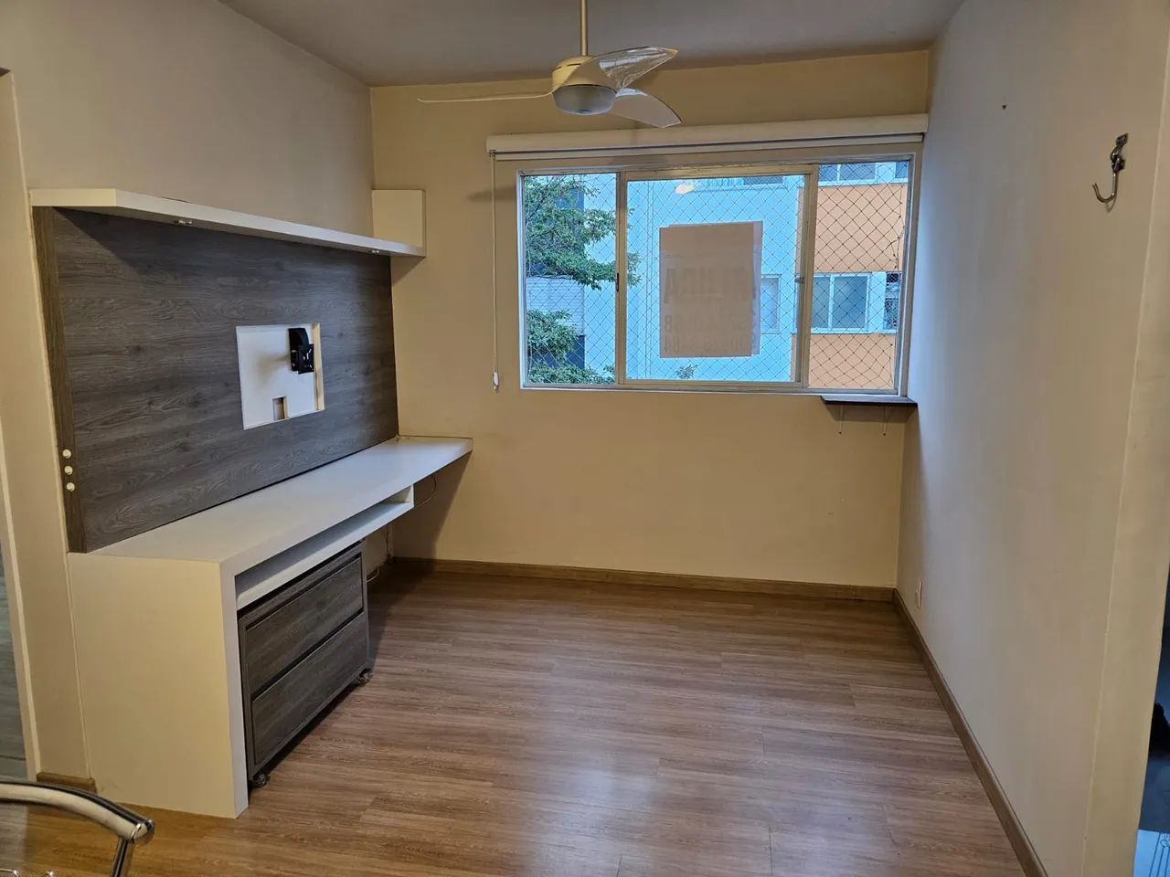 Apto de 01 dormitório mobiliado, quarto com cama, ventilador e armário, sala de estar e ja - Foto 4