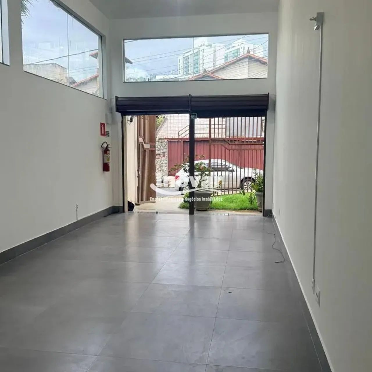 Excelente loja com aproximadamente 45m², sem taxa de condominio, a 50 metros do Colégio Ma - Foto 2