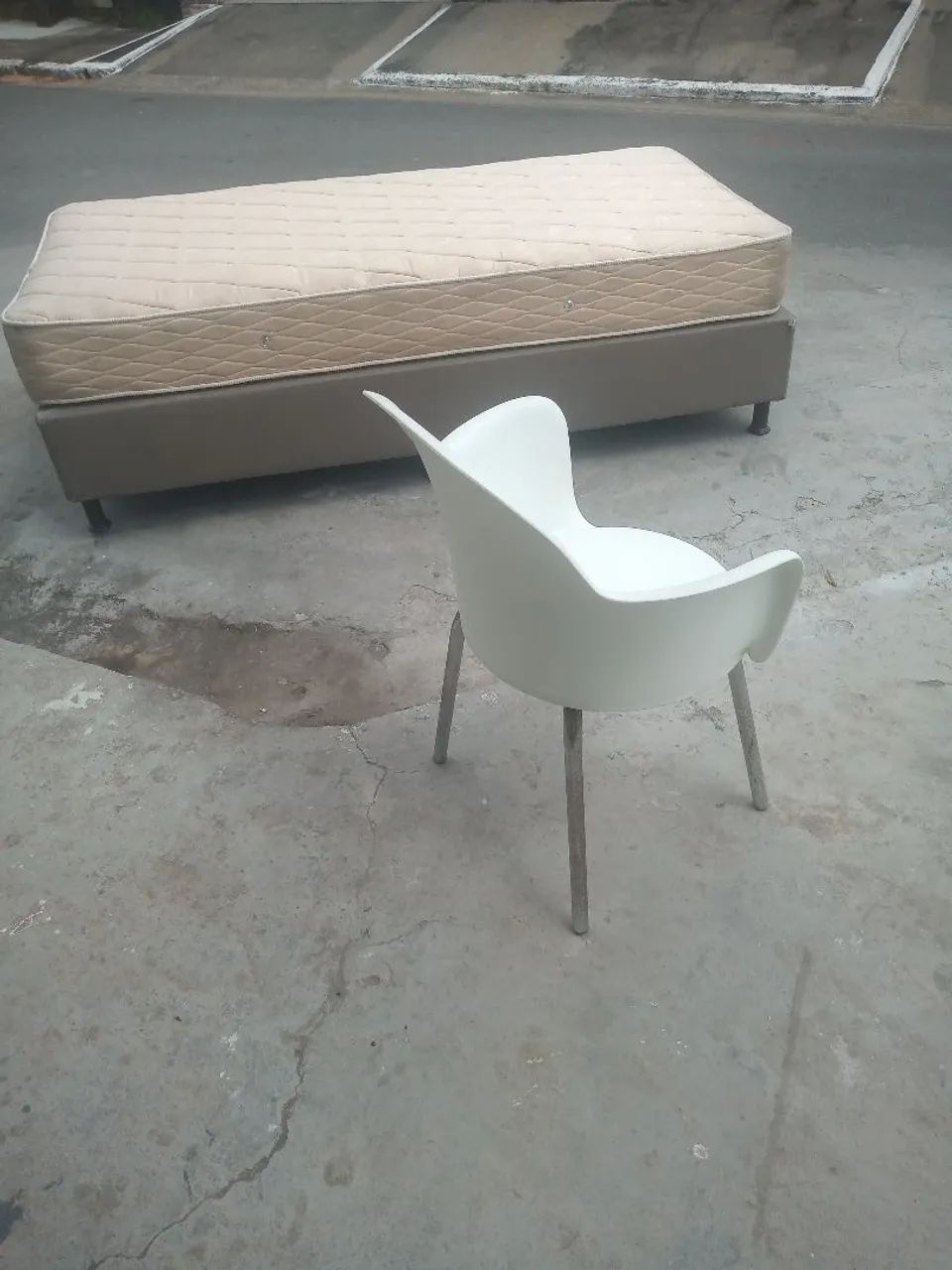 Vendo camas de solteiro completa semi novas e cadeiras são 5 camas e 5 cadeiras 