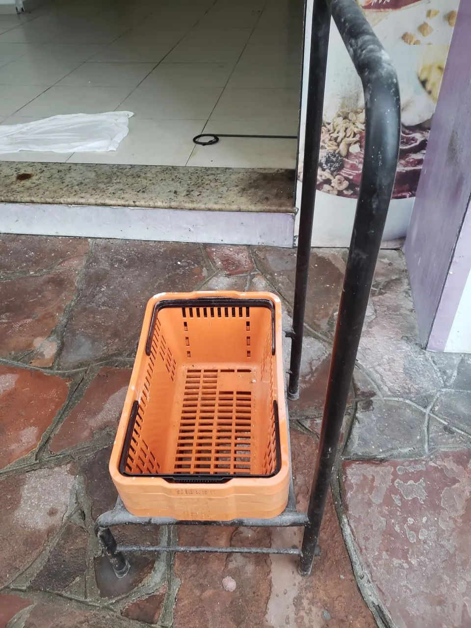 Cestos e suporte para loja - Foto 2
