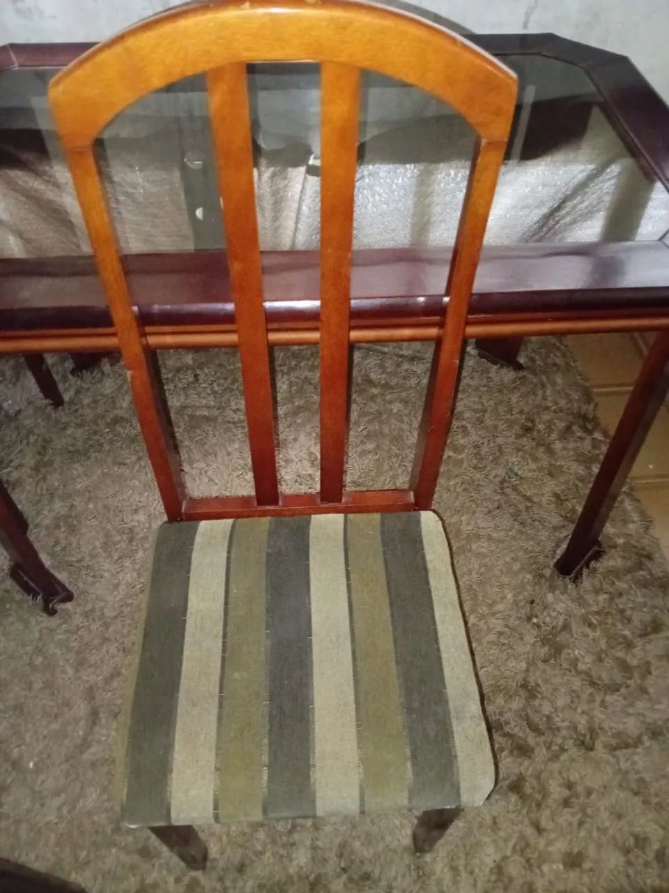 Vendo uma mesa.com 4 cadeiras - Foto 2