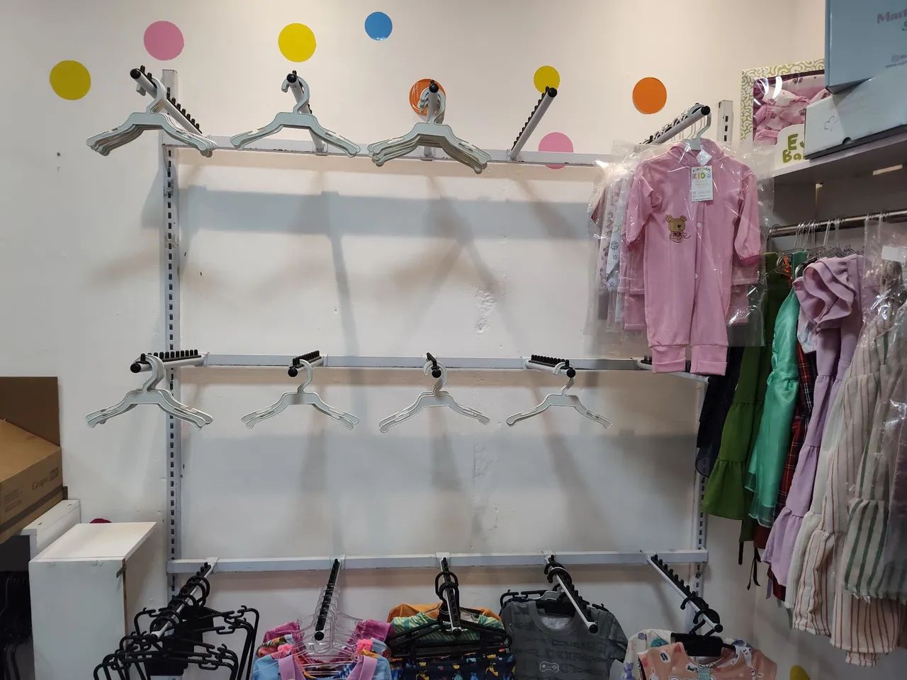 VENDO KIT COMPLETO DE MÓVEIS E MANEQUINS PARA LOJA DE ROUPAS - Foto 3