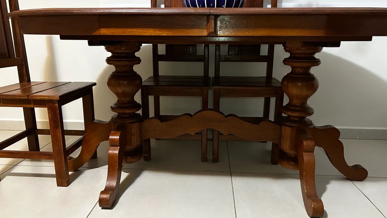 Vendo mesa madeira maciça 6 lugares  - Foto 4
