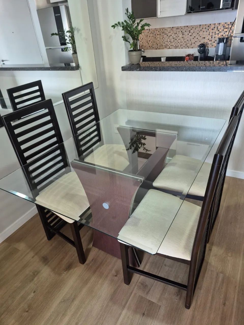 Mesa de Jantar com Vidro + 4 Cadeiras - 1,40 x 1,00 m - Foto 2