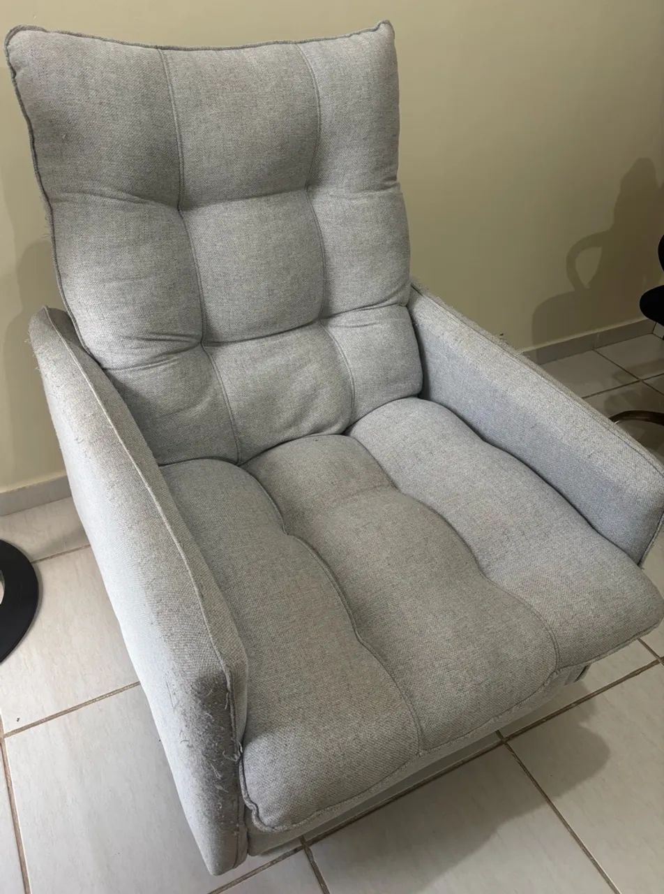 Poltrona cama na cor cinza mescla, em bom estado - Foto 2