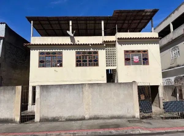 Casa ampla e terreno com 360 m² e terraço em rua tranquila!