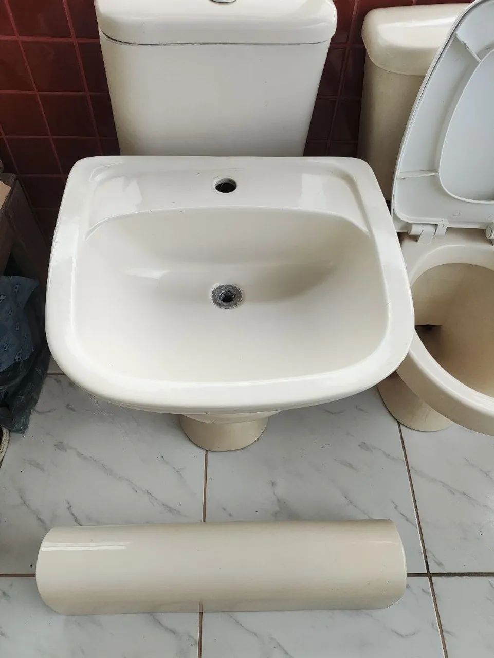 Vaso e lavatório com coluna