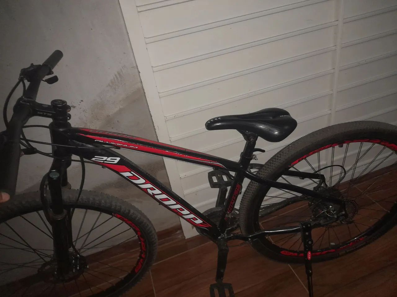 Bicicleta aro 29 pra vender ou trocar barata cuida - Foto 2