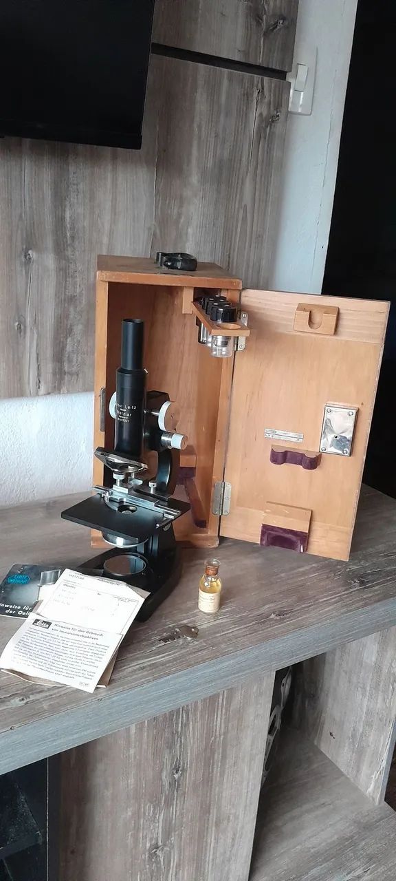 Microscópio Leitz Wetzlar 1951 - completo com caixa de madeira, óleo e documentos. 