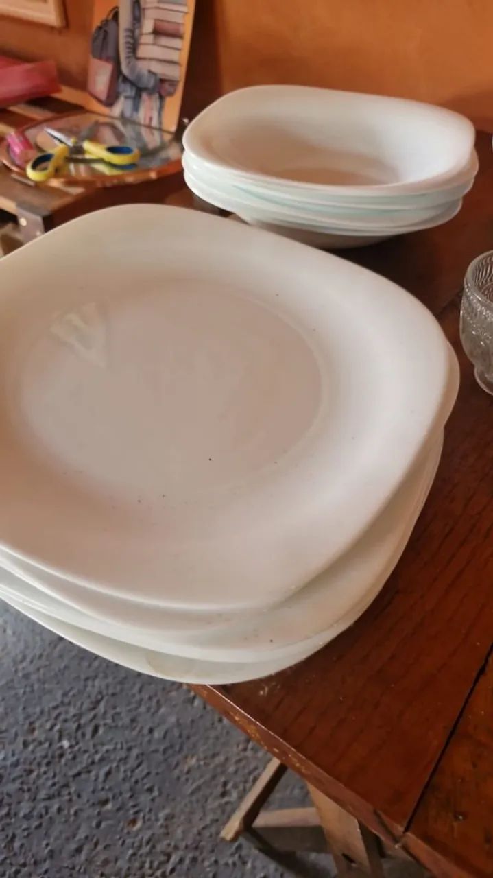 Pratos, xícaras e taças de vidro