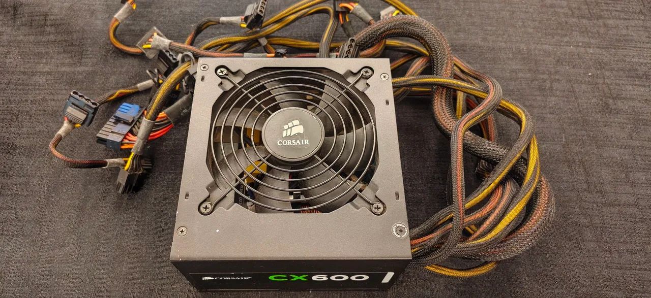 Fonte Corsair CX600 600W 80 Plus Bronze - Usada