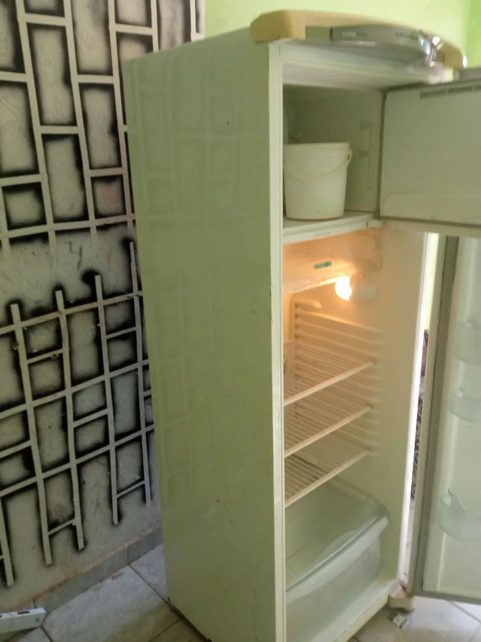 Vende geladeira consul pra vim bosca * valo 450reais