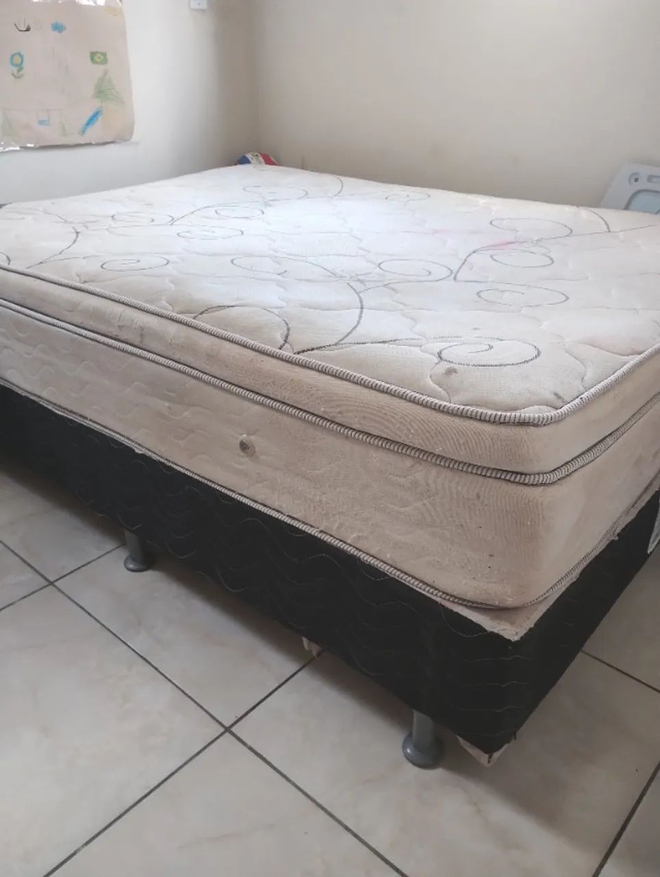 Cama king Ortobom, com base e pés 