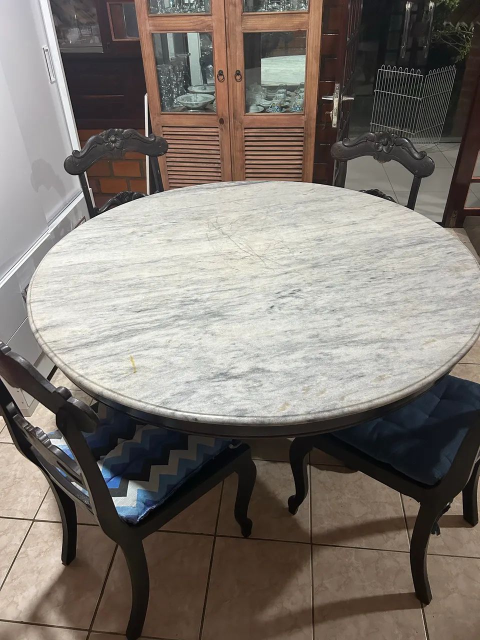 MESA DE MÁRMORE E CADEIRAS DE MADEIRA ANTIGOS  - Foto 4